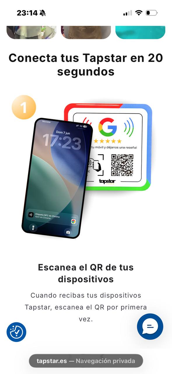 Cliente acercando su móvil a un tag NFC de InnovaTap en un mostrador