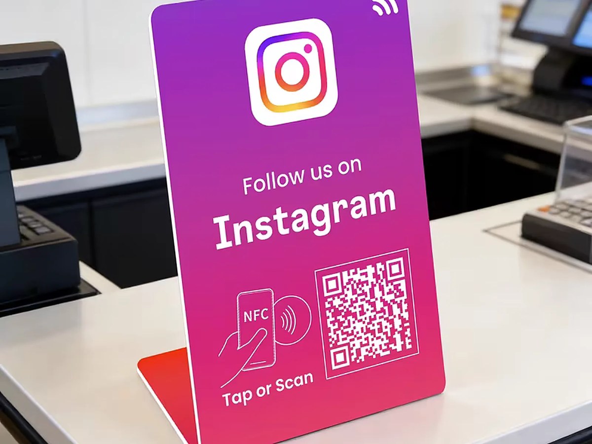Expositor NFC de Instagram colocado en el mostrador de un negocio